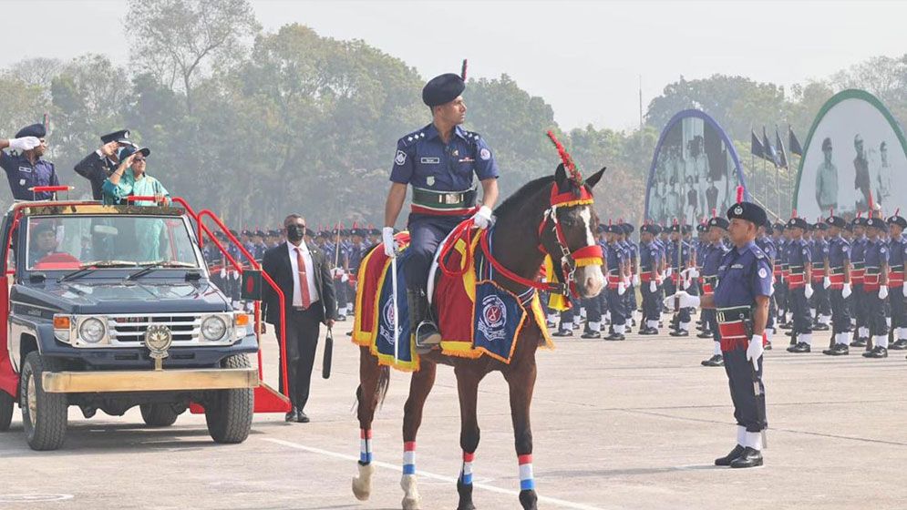 পুলিশের ২৫০ ক্যাডেট এসআইকে অব্যাহতি