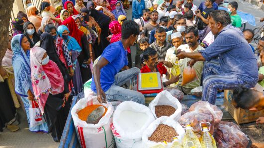 কমেছে আয়, বাধ্য হয়ে সাশ্রয়ী হচ্ছে মানুষ