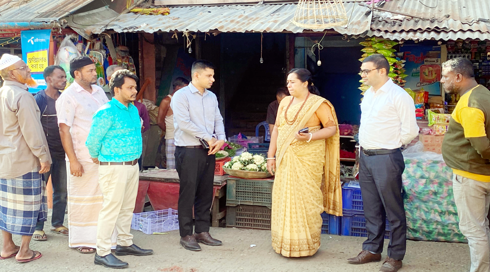 গোলাপগঞ্জে ন্যায্যমূল্যের দোকান পরিদর্শনে স্থানীয় সরকারের উপপরিচালক সুবর্না