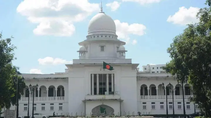 বিচারপতিকে এজলাসে ডিম ছুড়ে মারলেন আইনজীবী