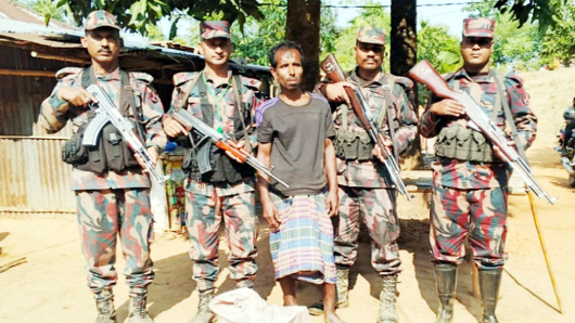 কুলাউড়ায় ভারতীয় চিনিসহ চোরা কারবারি গ্রেপ্তার