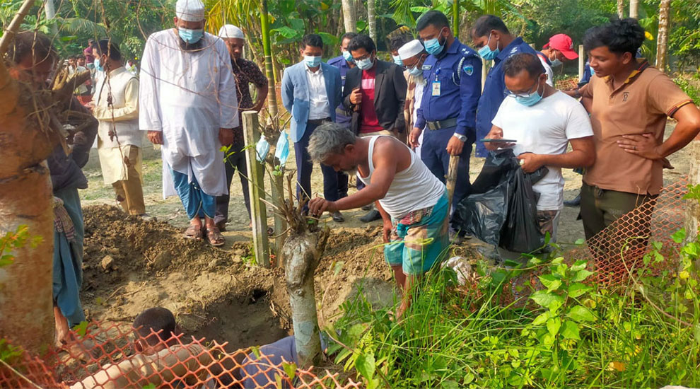 ১১ বছর পর শিবিরকর্মীর মরদেহ উত্তোলন, কবরে মিলল বুলেট সদৃশ বস্তু