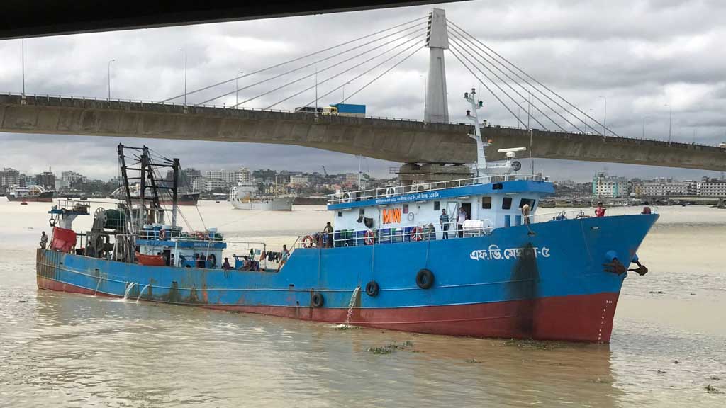 ৭৯ নাবিকসহ দুই নৌযান ভারতে ধরে নিয়ে যাওয়ার অভিযোগ