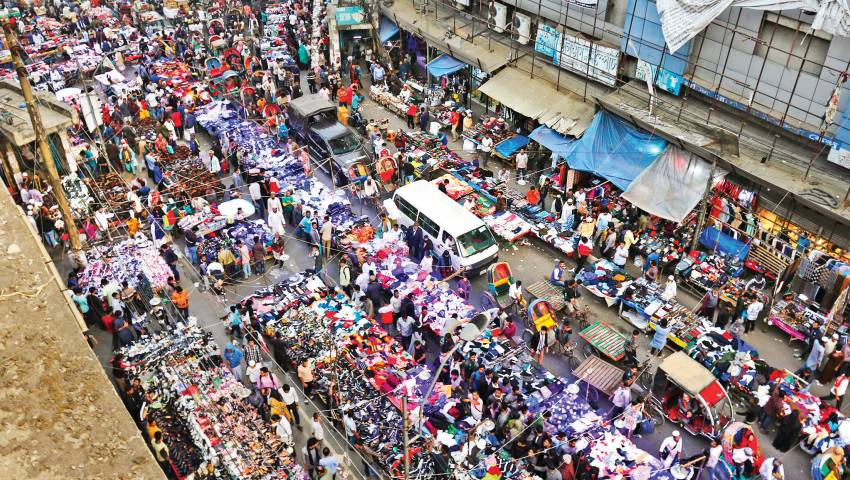 ফুটপাথে হকারদের রাজত্ব