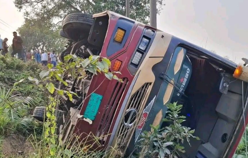 সিলেট-সুনামগঞ্জ মহাসড়কে নিয়ন্ত্রণ হারিয়ে বাস খাদে