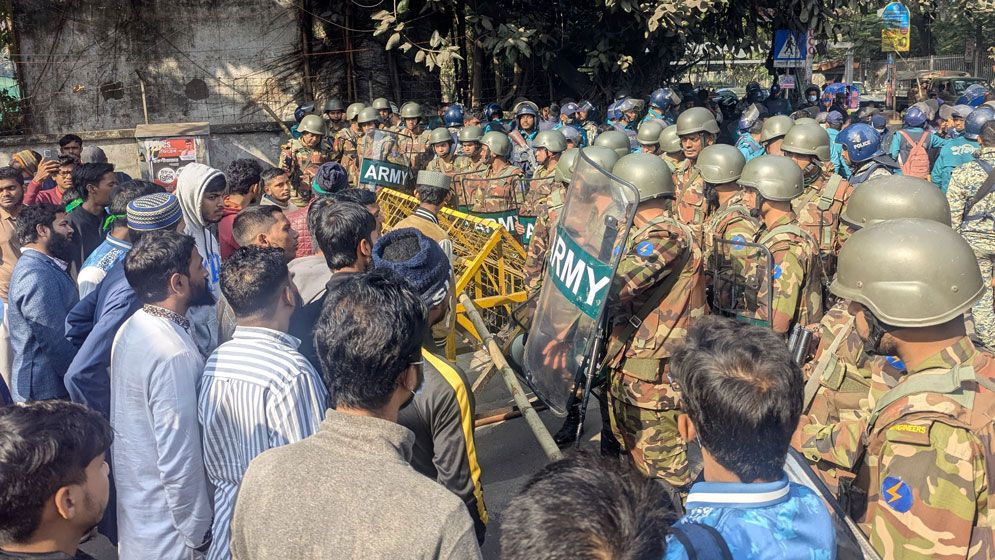 আলিয়া মাদ্রাসা মাঠে আদালত বসানোর প্রতিবাদে শিক্ষার্থীদের সড়ক অবরোধ