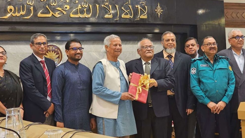 প্রধান উপদেষ্টার কাছে সংস্কার প্রস্তাব জমা দিল ৪ কমিশন