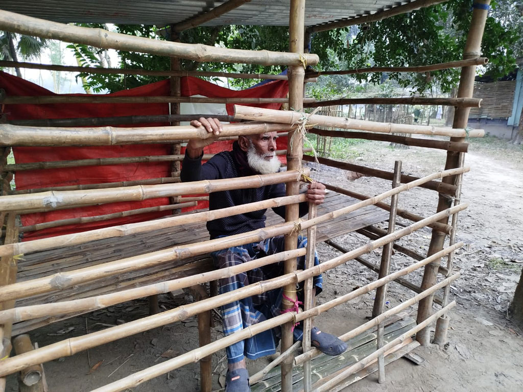 একসময়ের গ্রাম্য মাতবর এখন বাঁশের খাঁচায় বন্দী